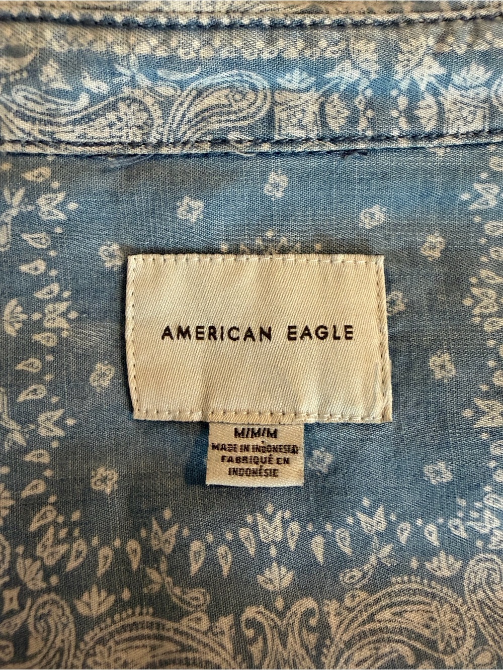 American Eagle Women’s Light Blue Bandana-Print Cotton Denim Chambray Shirt Sz M - Picture 3 of 6